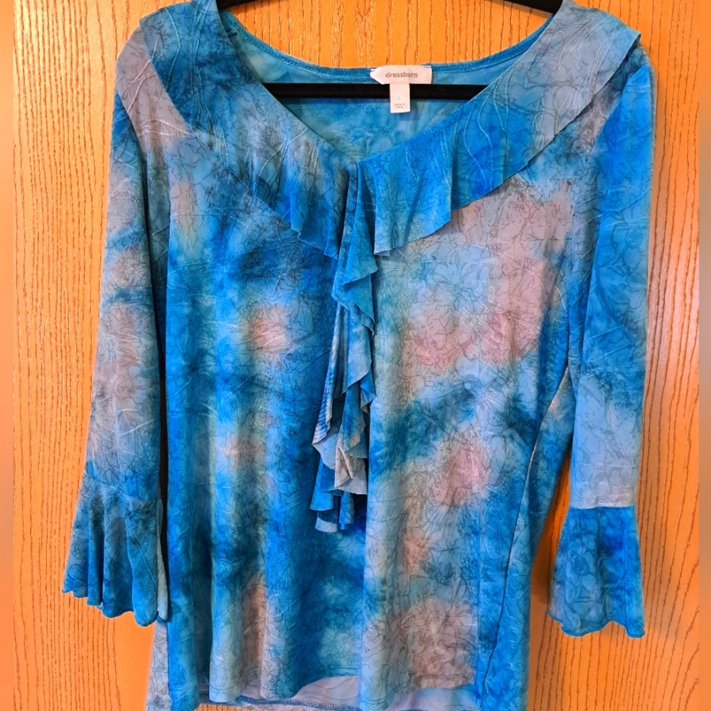 BEAUTIFUL BLOUSE for office or dress. Size Large.